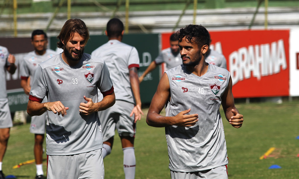 Dispensado do Fluminense, Henrique desperta interesse do Corinthians