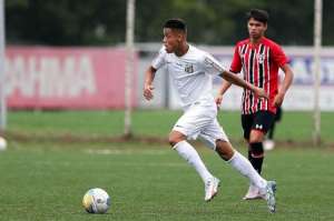 Paulista A2: Ainda com vagas no elenco, Guarani monitora Orinho, lateral do Santos