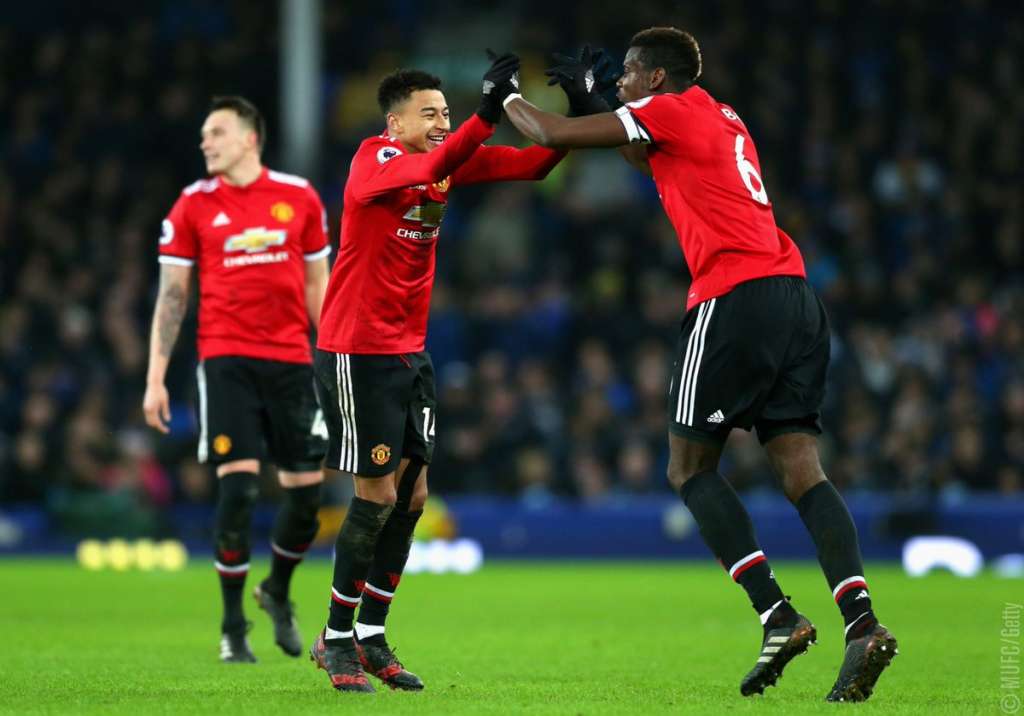 Manchester United bate o Everton e reassume a vice-liderança na Inglaterra