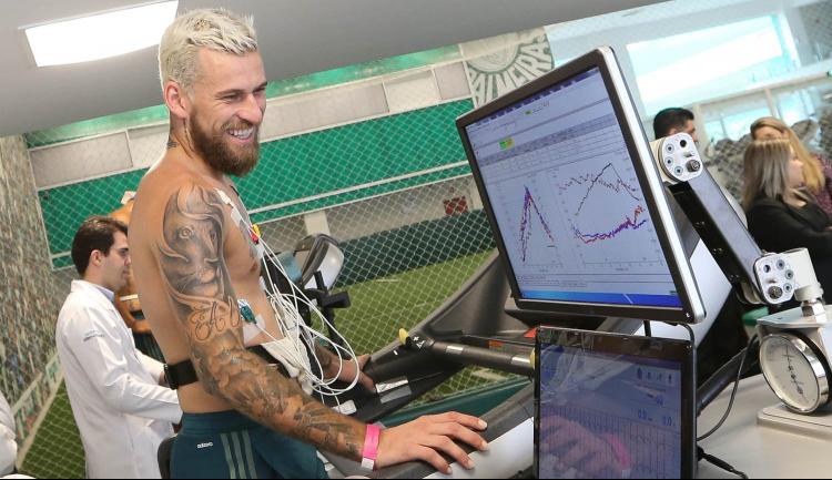 Lucas Lima se apresentou nesta quarta ao Palmeiras 