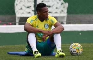 Barcelona envia ao Palmeiras proposta para contratar o zagueiro colombiano Mina