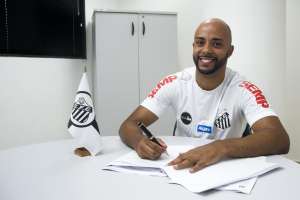 Santos oficializa contratação do lateral Romário e assina por cinco anos
