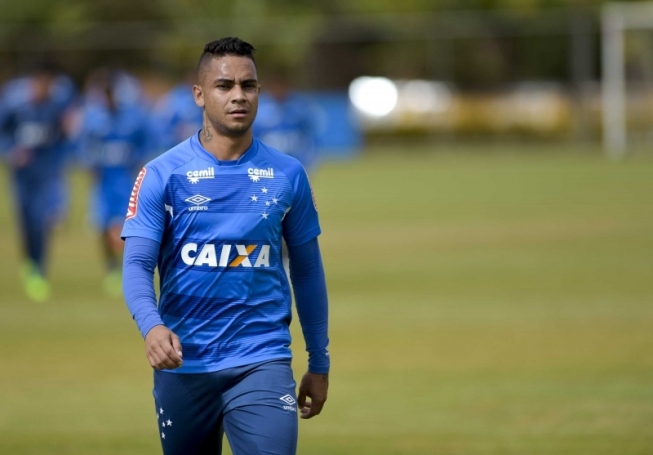 Bahia e Vitória disputam lateral Bryan, do Cruzeiro