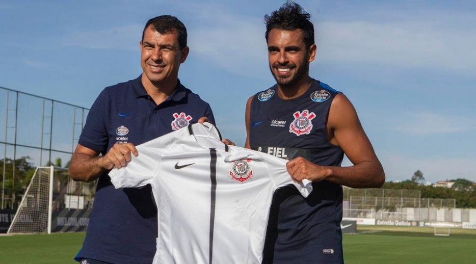 Júnior Dutra (à direita) posa ao lado do técnico Fábio Carille 