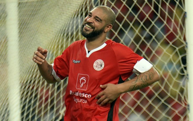 Adriano pode voltar ao Flamengo em ‘projeto social’ para recuperar o ídolo
