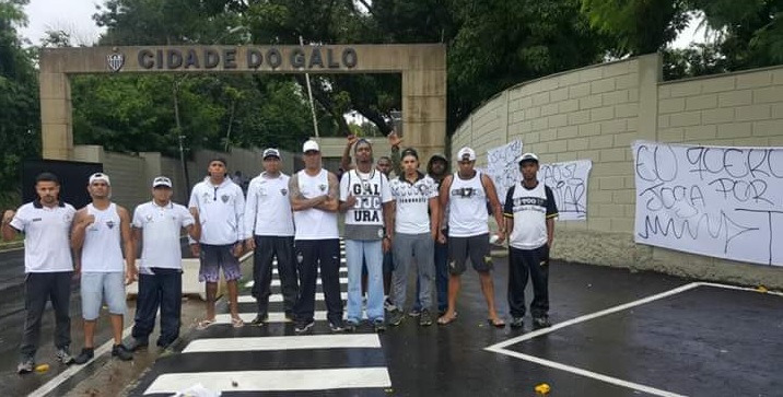 Mineiro: Organizada do Atlético protesta na reapresentação do elenco