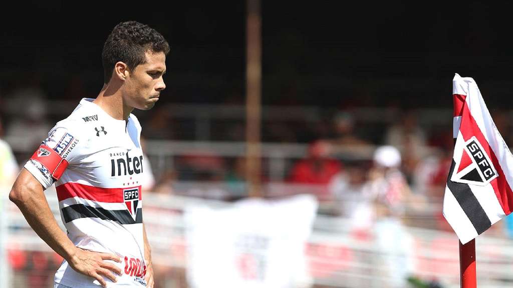 São Paulo libera Hernanes de treino e vê permanência como improvável