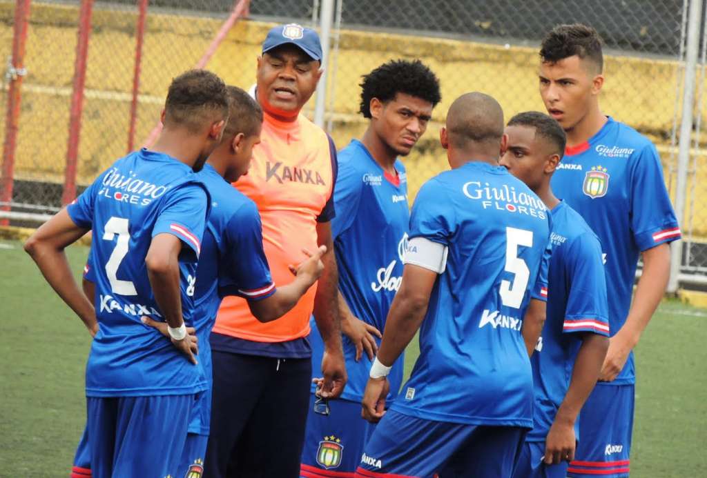 Técnico do São Caetano, Marquinhos Pitbull, retira lições de tropeço na estreia do campeonato (Foto: Fabrício Cortinove)
