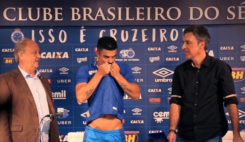 Egídio beija camisa do Cruzeiro em apresentação (Foto: Divulgação / Cruzeiro)