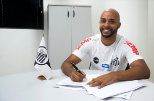 De contrato assinado, lateral-esquerdo Romário se apresenta no Santos