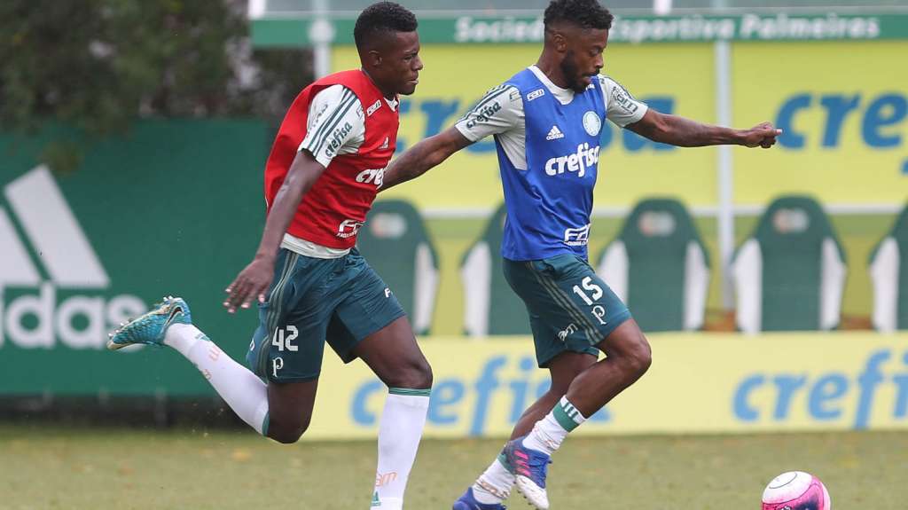 Palmeiras reúne elenco para treino de pré-temporada sob chuva