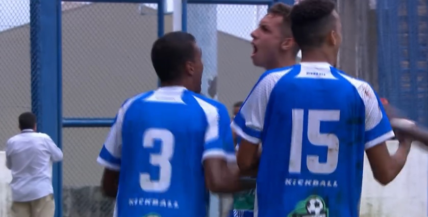 Jogadores do Marília comemoram um dos gols da vitória sobre o Fluminense