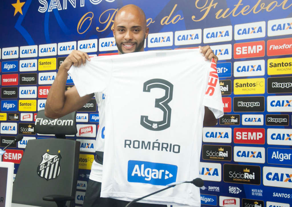  Com personalidade do 'Baixinho', Romário é apresentado no Santos