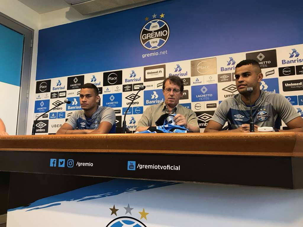  O meia-atacante Alisson foi oficialmente apresentado nesta quarta-feira como novo reforço do Grêmio