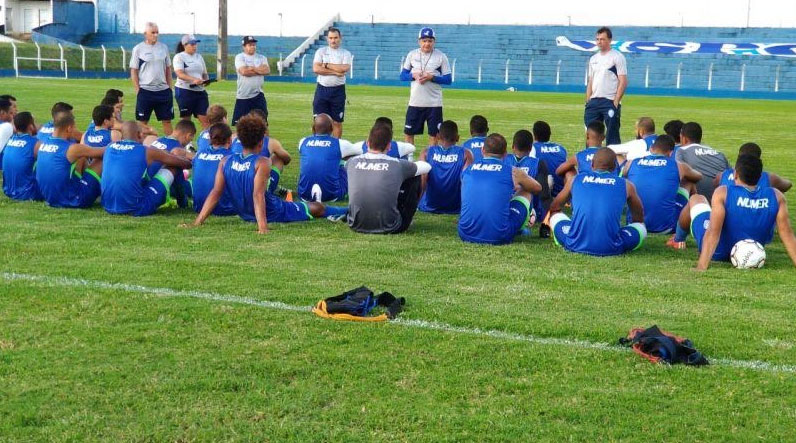 Flávio Araújo esboça time titular e deverá definir CSA em amistoso