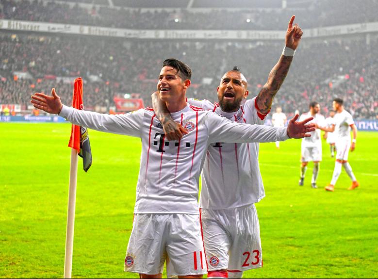 De falta, James Rodríguez fechou a vitória do Bayern de Munique 