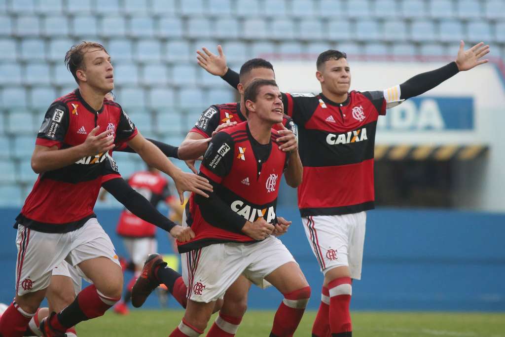Jogadores comemoram gol solitário do zagueiro Bernardo: Vaga na Copa SP - Foto: Staff Images/Flamengo
