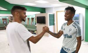 Scarpa se apresenta e treina no Palmeiras em dia de atividade na arena