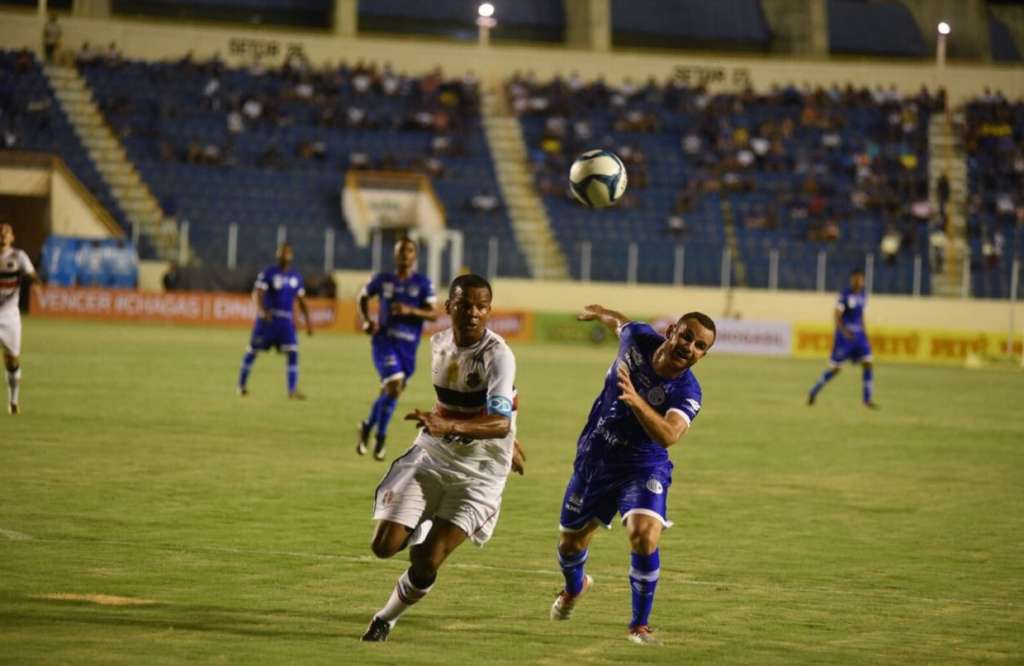 Em jogo polêmico, Confiança e Santa Cruz estrearam com empate na Copa do Nordeste