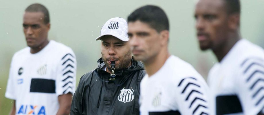 Jair celebra vitória na estreia, mas avisa: ‘Santos ainda não tem minha cara’