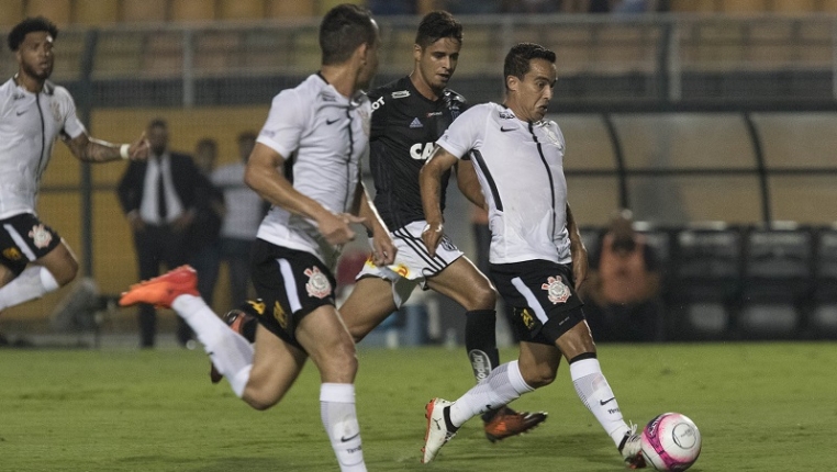 Jadson desperdiçou pênalti e viu o Corinthians ser derrotado pela Ponte Preta no Pacaembu