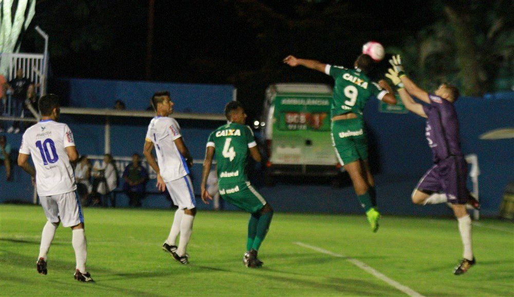 Lucão, autor do gol do Goiás, disputa bola pelo alto