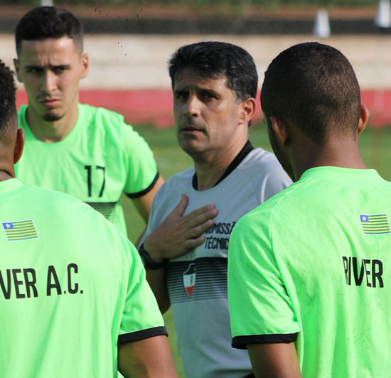 Wallace Lemos foca na estreia do Piauiense e elogia preparação do Ríver