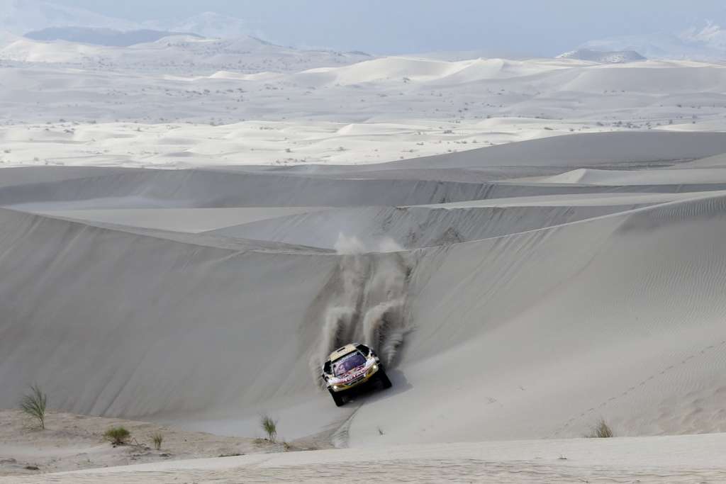 Al-Attiyah vence etapa e Sainz mantém liderança