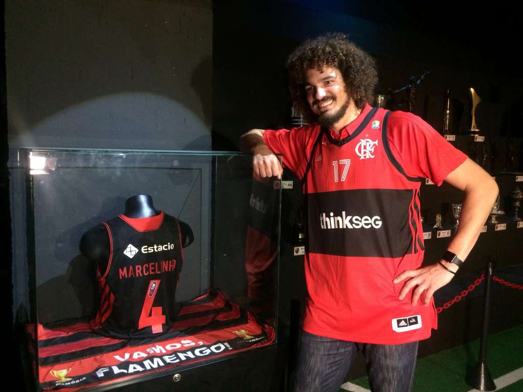  Em apresentação, Varejão se declara torcedor do Fla e diz realizar sonho