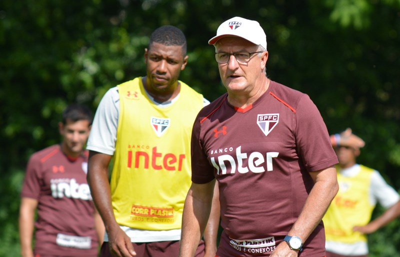 São Paulo treina saídas de bola e jogadas pelas pontas mirando o Novorizontino