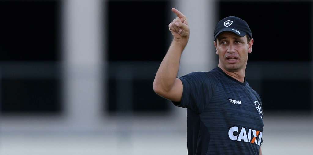 O técnico Felipe Conceição já avisou a imprensa que não vai divulgar o Botafogo antes do clássico