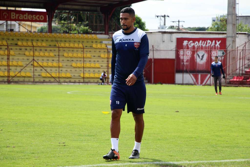 Atacante Denilson vive expectativa de reestrear no Rochdale