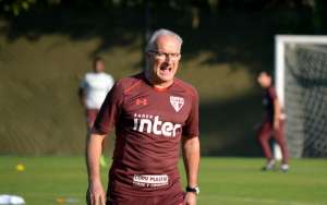 Dorival define time e terá Diego Souza e Cueva como opções no banco