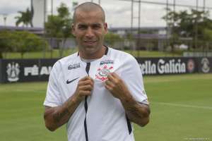 Emerson Sheik se emociona no Corinthians e diz que 'chorar é coisa de bambi'