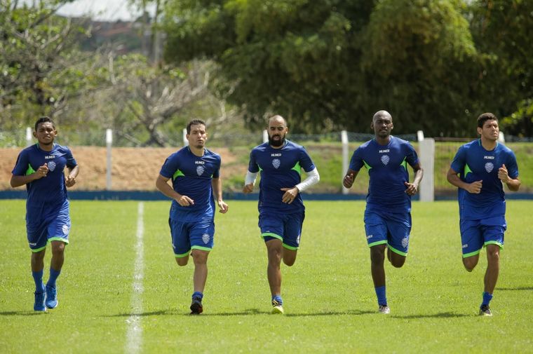 Jogadores do CSA treinam focados na estreia do Campeonato Alagoano