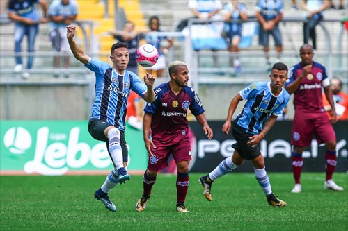 Em casa, Grêmio leva virada e perde jogo de oito gols para o Caxias no Gaúcho