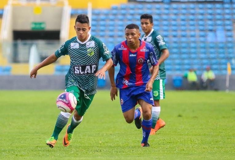 CEARENSE: Com dois de Edson Cariús, Floresta vence fora e assume liderança isolada