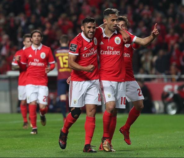 PORTUGUÊS: Com dois do brasileiro Jonas, Benfica vence e se mantém na briga