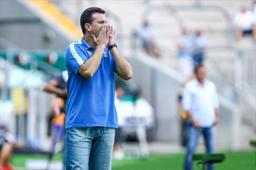 Gaúcho: Técnico do Grêmio culpa ‘falta de malandragem’ por derrota de virada