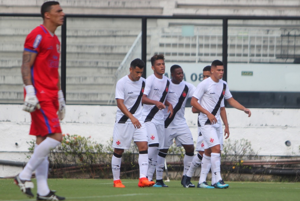 O Vasco levou um susto no segundo tempo, mas se recuperou e venceu o Nova Iguaçu por 4 a 2