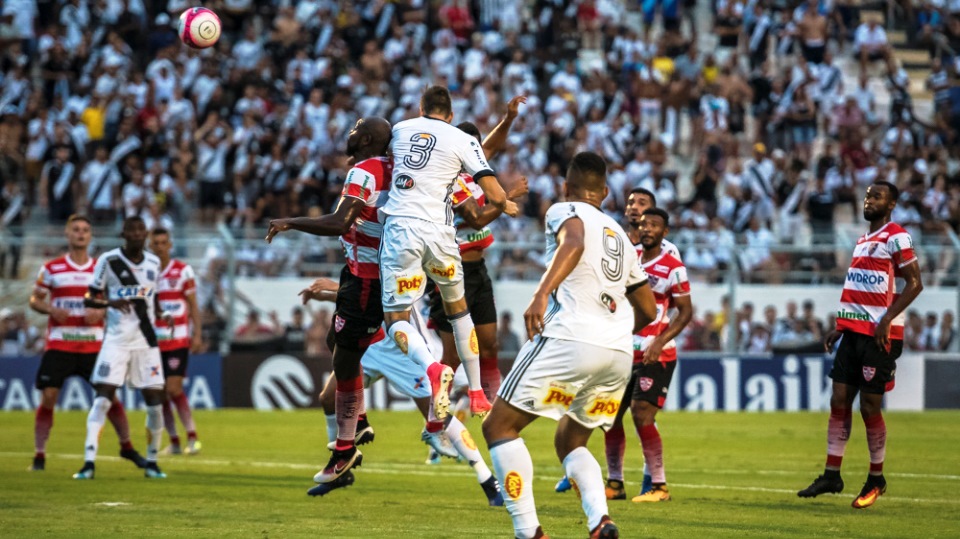 A Ponte Preta tentou, mas não conseguiu furar o bloqueio e viu o Linense vencer em Campinas (Foto: Fábio Leoni/Ponte Press)