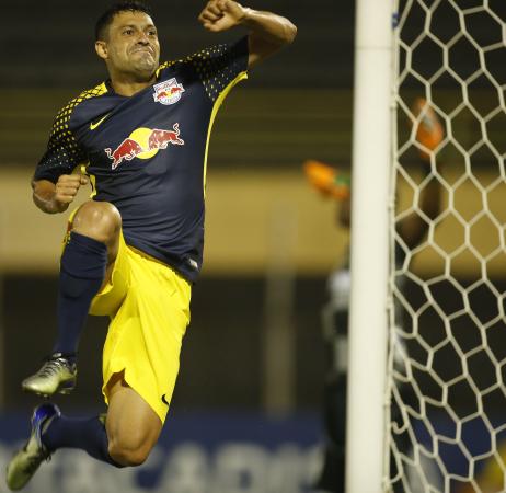 Éder Luís comemorou muito o gol de empate do Red Bull, que jogou bem