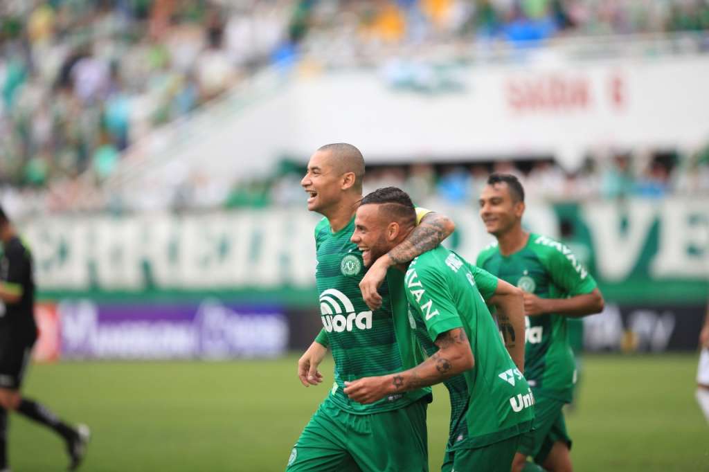Chapecoense vence em casa e Avaí bate Joinville de virada no Catarinense