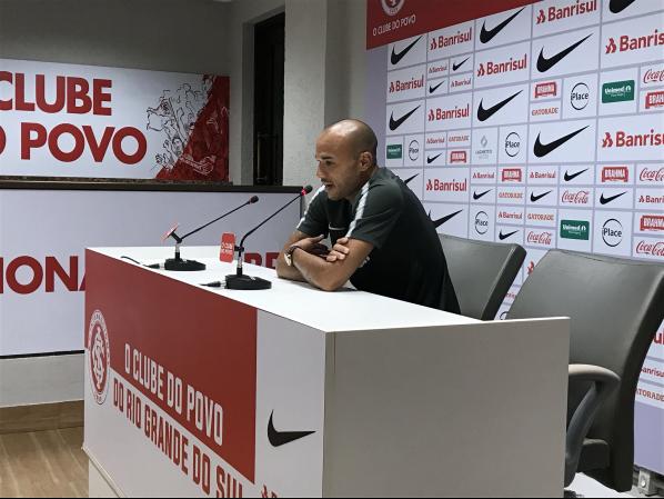 Roger celebra retorno aos gramados em vitória do Internacional 