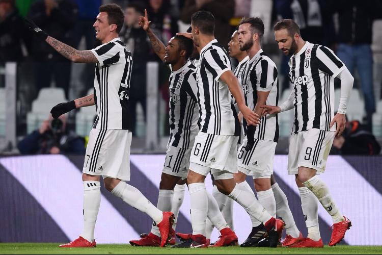 Douglas Costa comemora com seus companheiros o gol da Juventus 