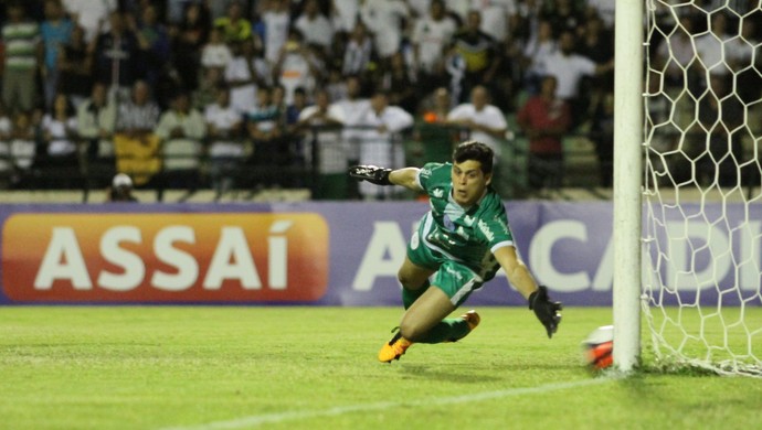 Rodrigo Vianna fechou o gol do São Bento. (Foto: Jesus Vicente)