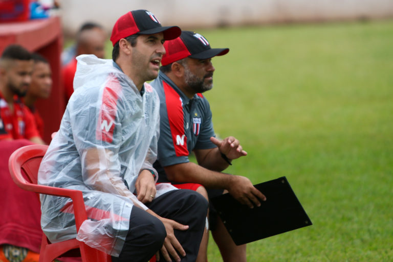 Léo Condé opta por treinar com portões fechados para recuperar o Botafogo