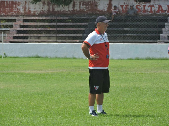 Cearense: Carlos Rabelo enaltece trabalho no Ferroviário, líder e invicto