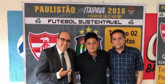 Edivaldo Ferraz, à esquerda, presidente Leandro e o dirigente José Hugo do Linense