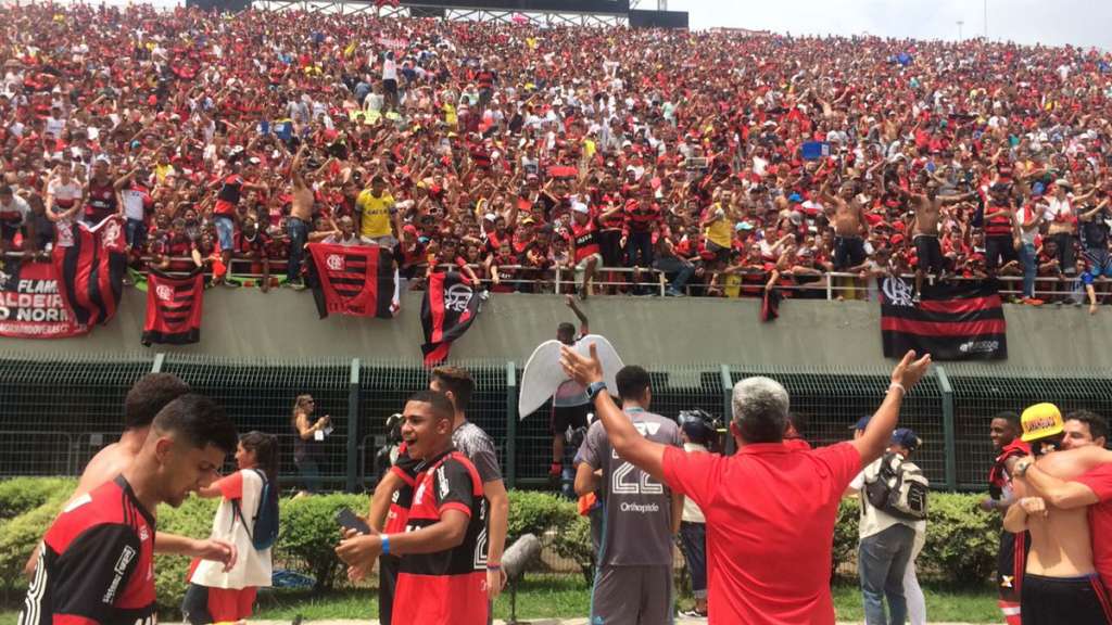 Jogadores do Flamengo comemoram o tetracampeonato da Copinha com os torcedores